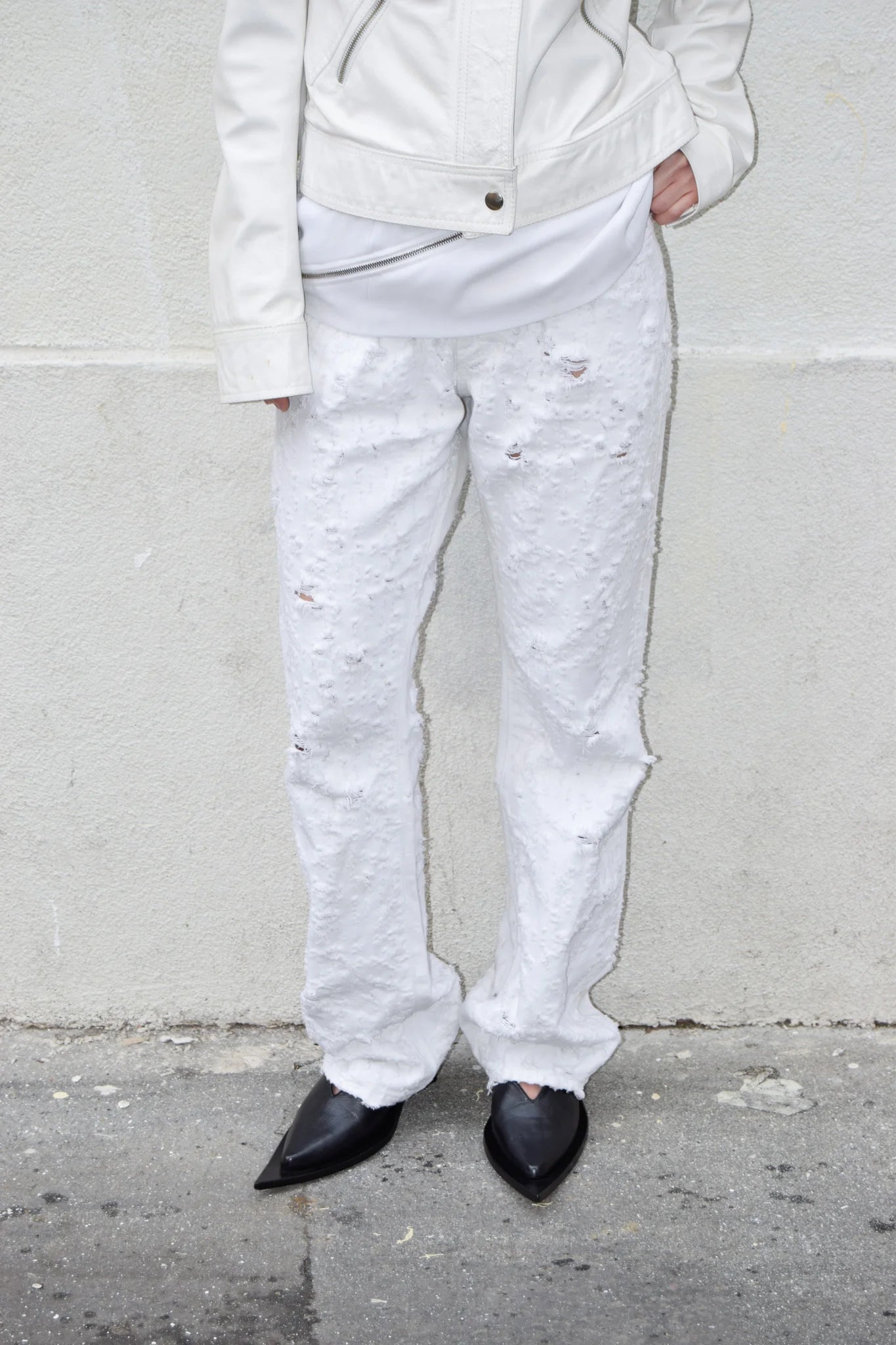 DISTRESSED WHITE JEANS
