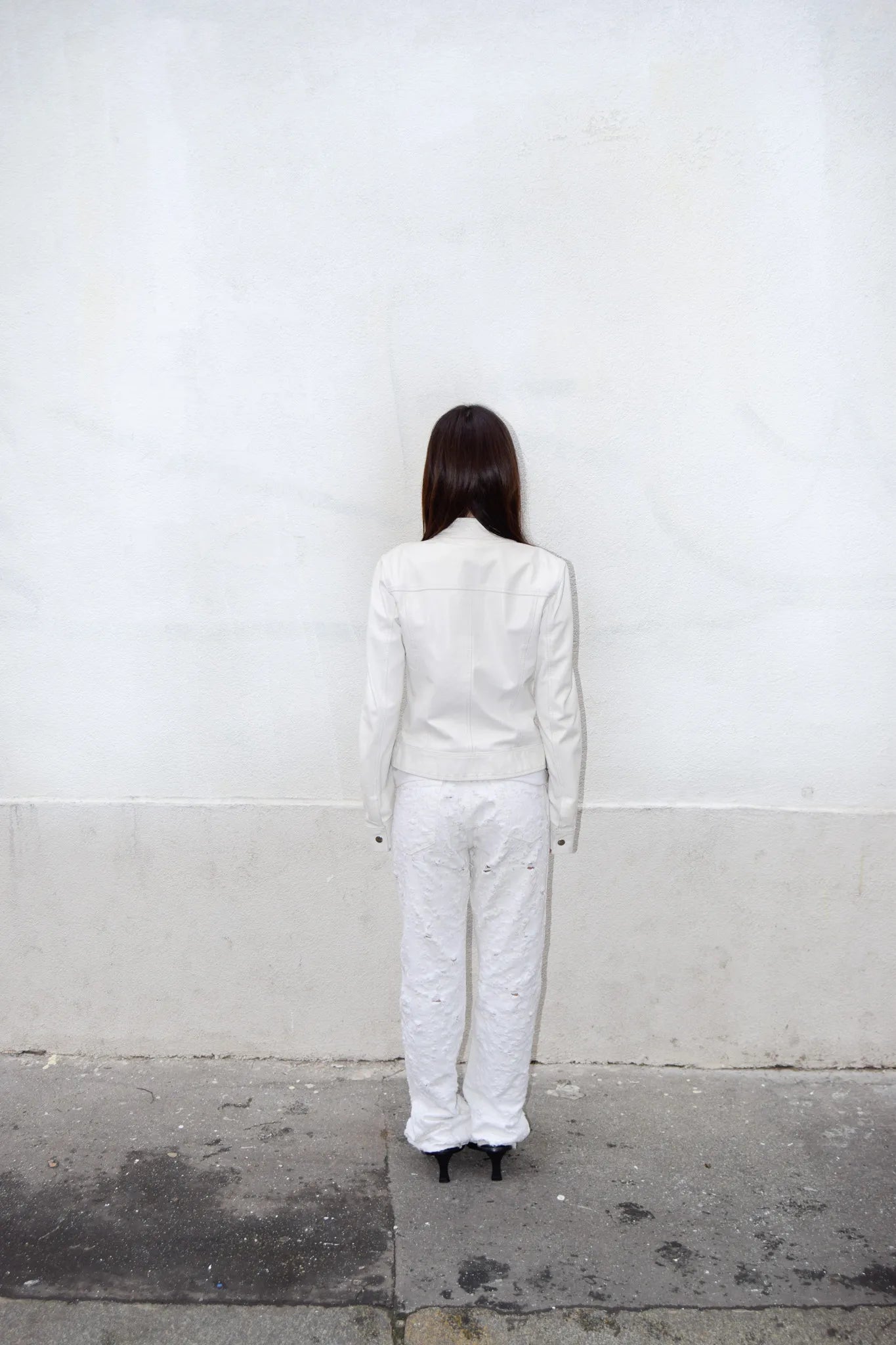 DISTRESSED WHITE JEANS