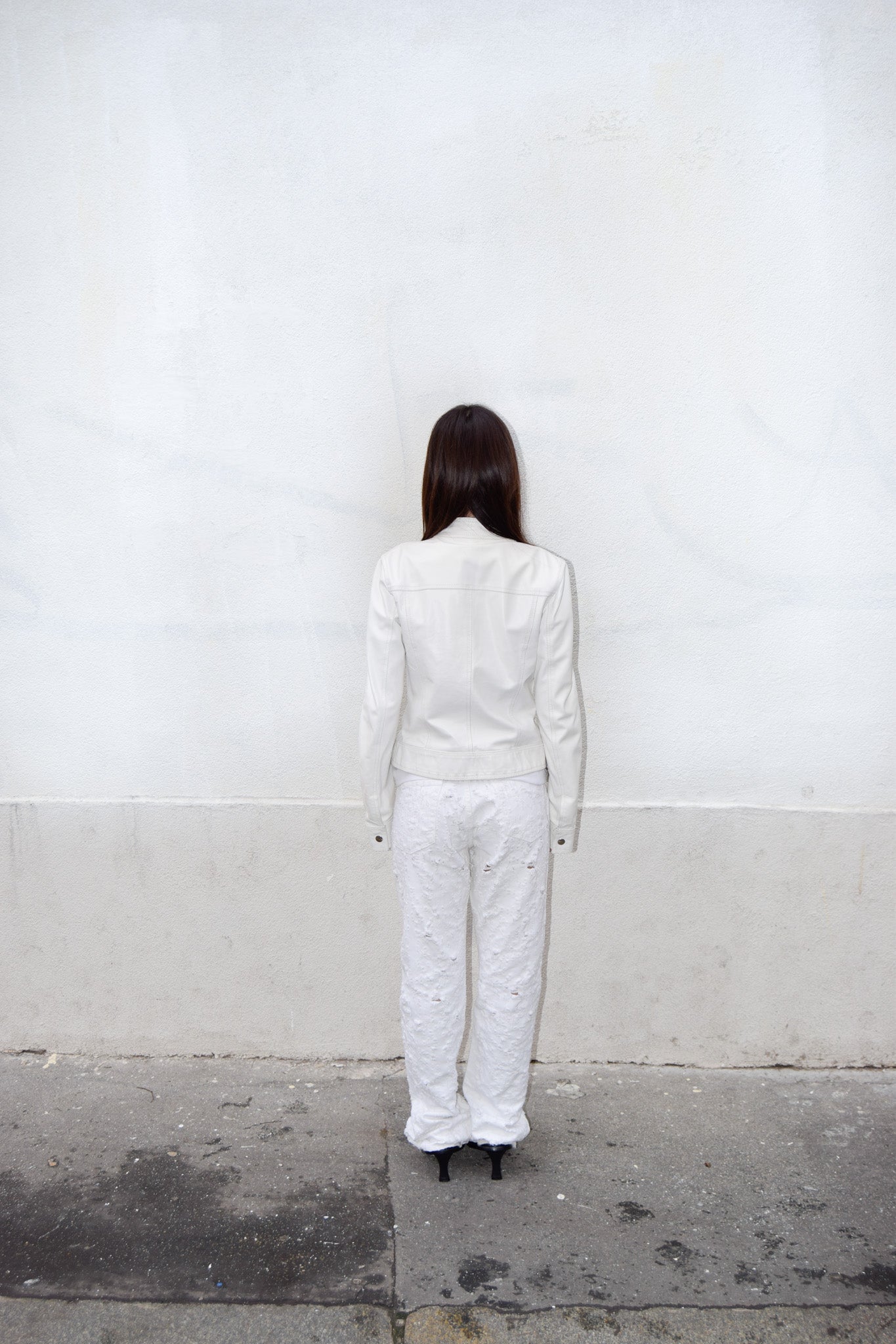 DISTRESSED WHITE JEANS