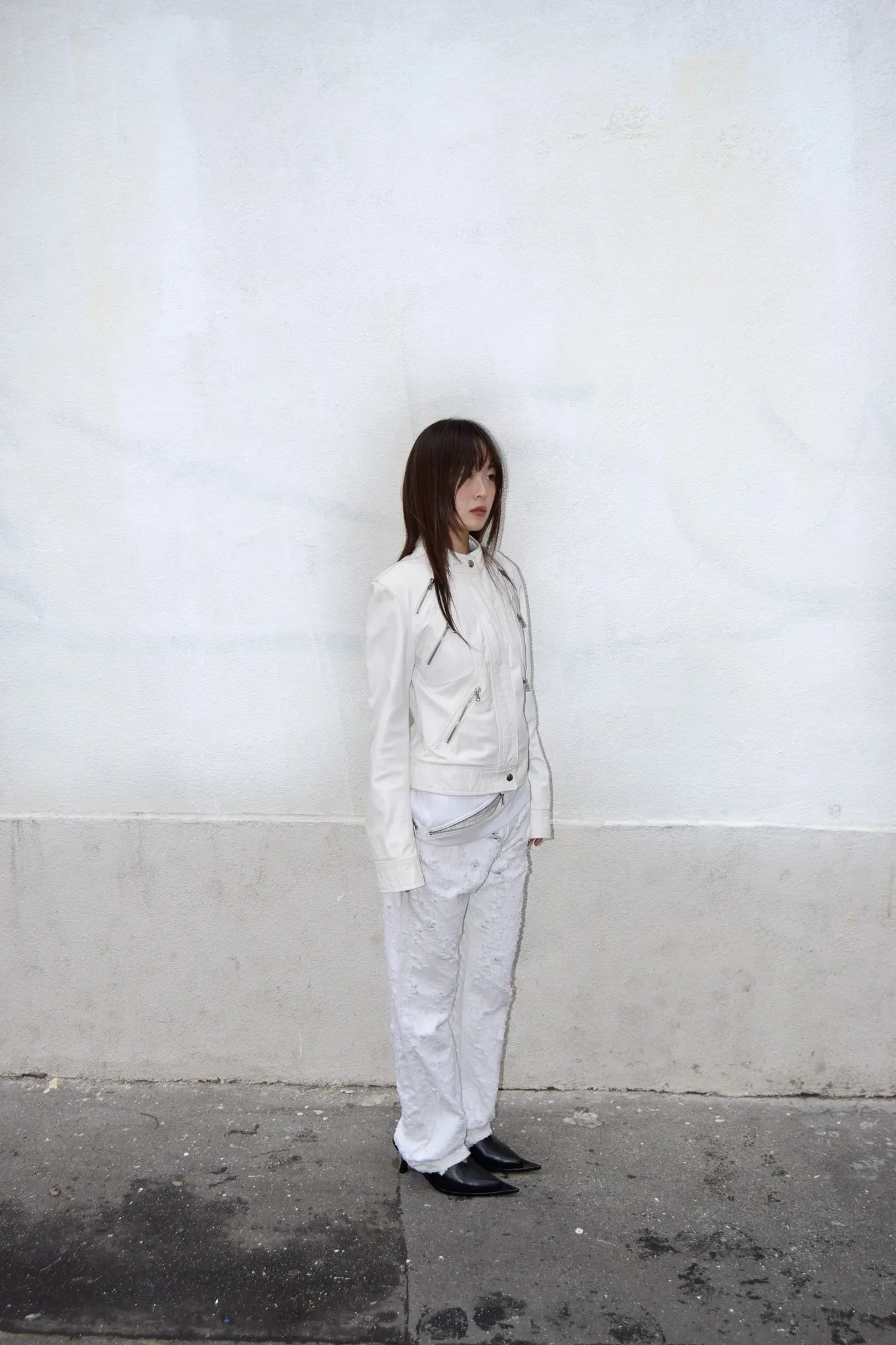 DISTRESSED WHITE JEANS