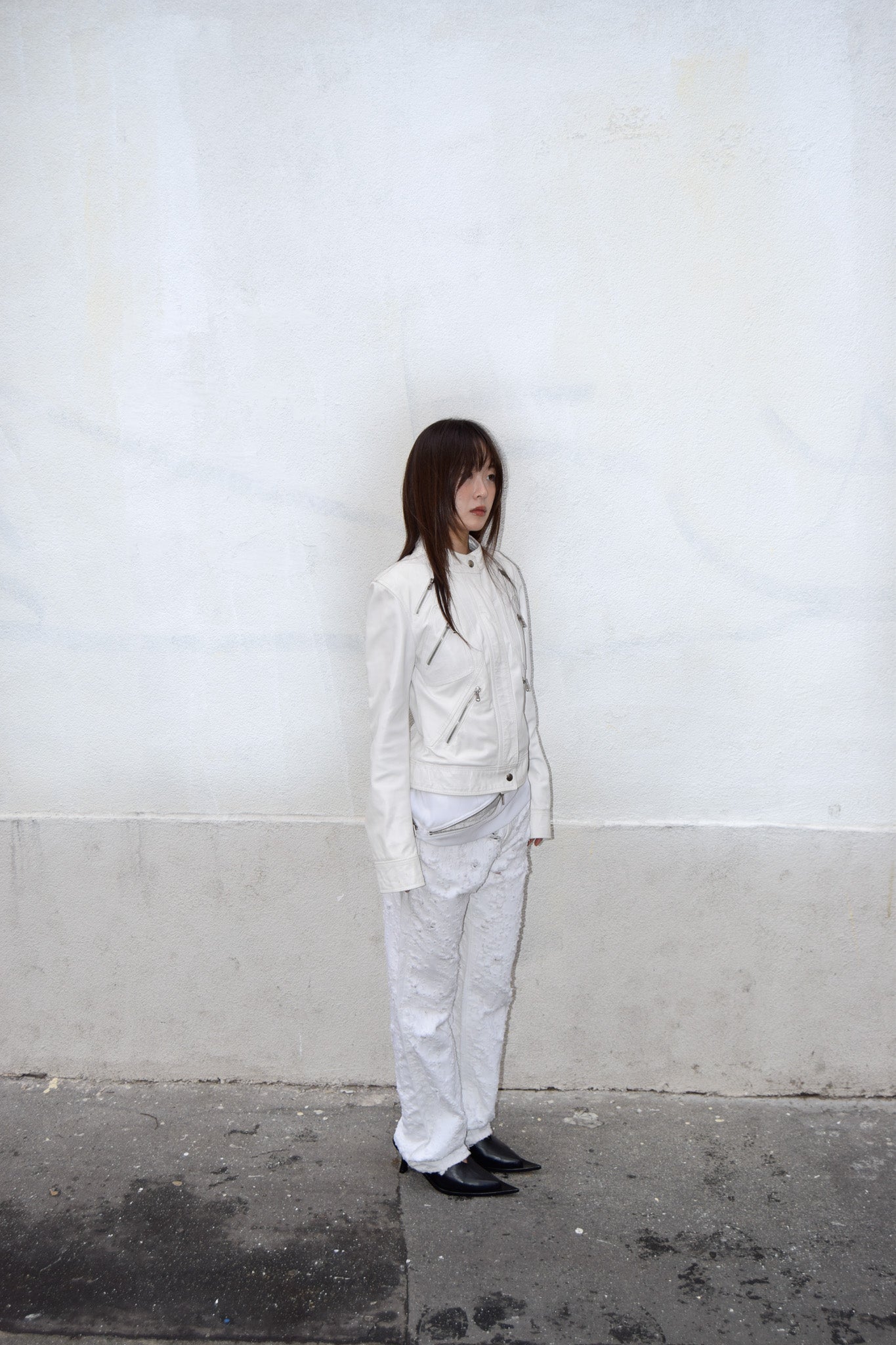 DISTRESSED WHITE JEANS