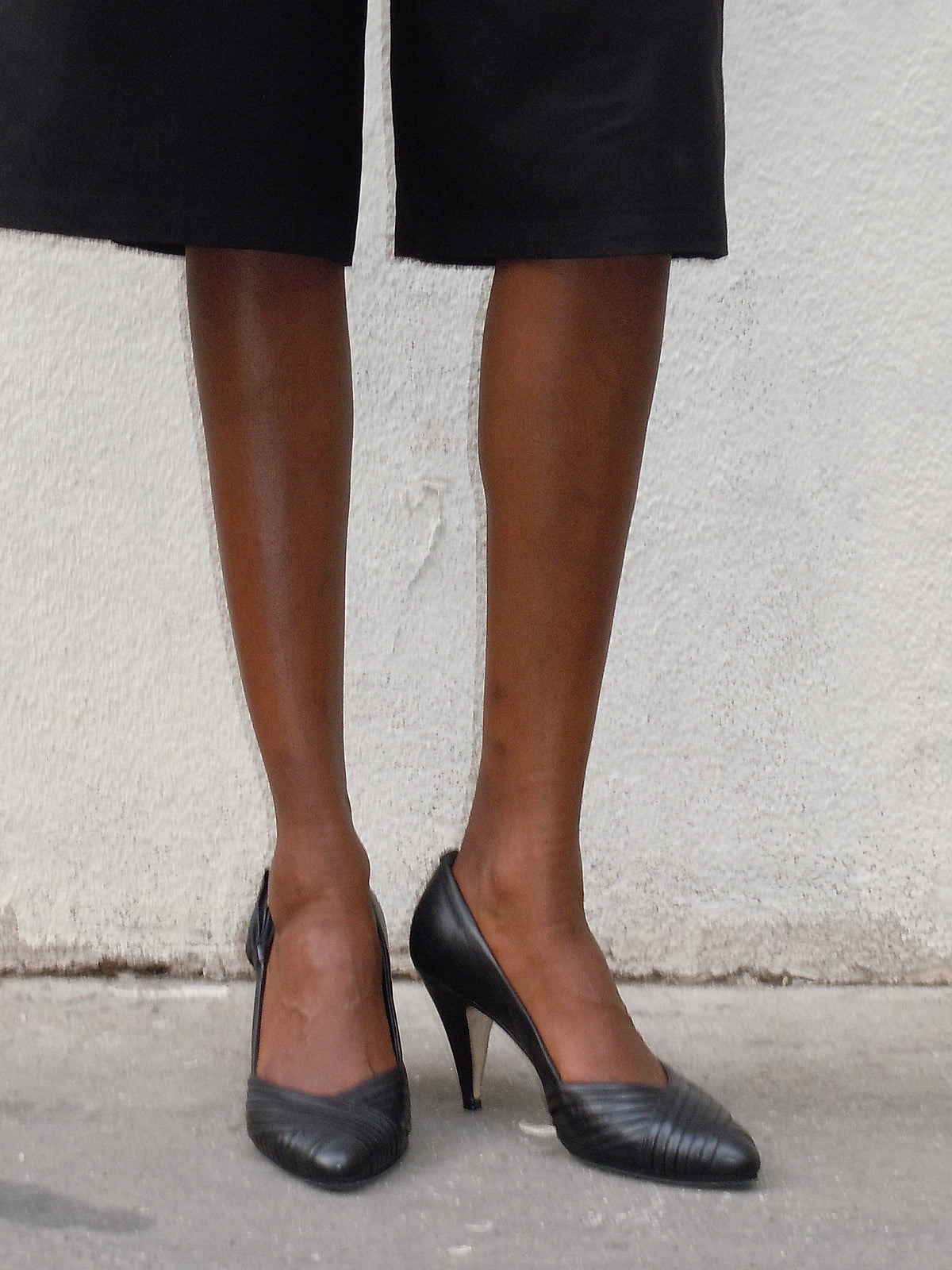 BLACK PLEATED LEATHER HEELS