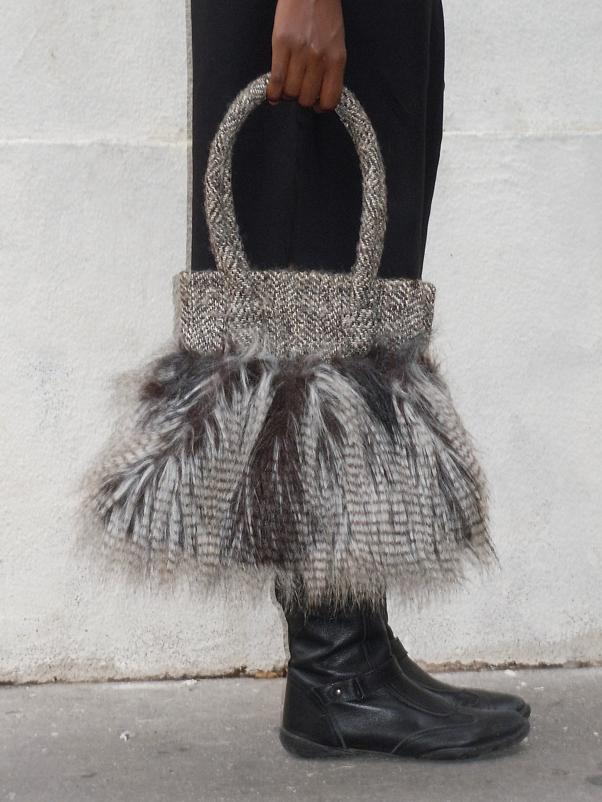 GREY FAUX FUR KNIT BAG