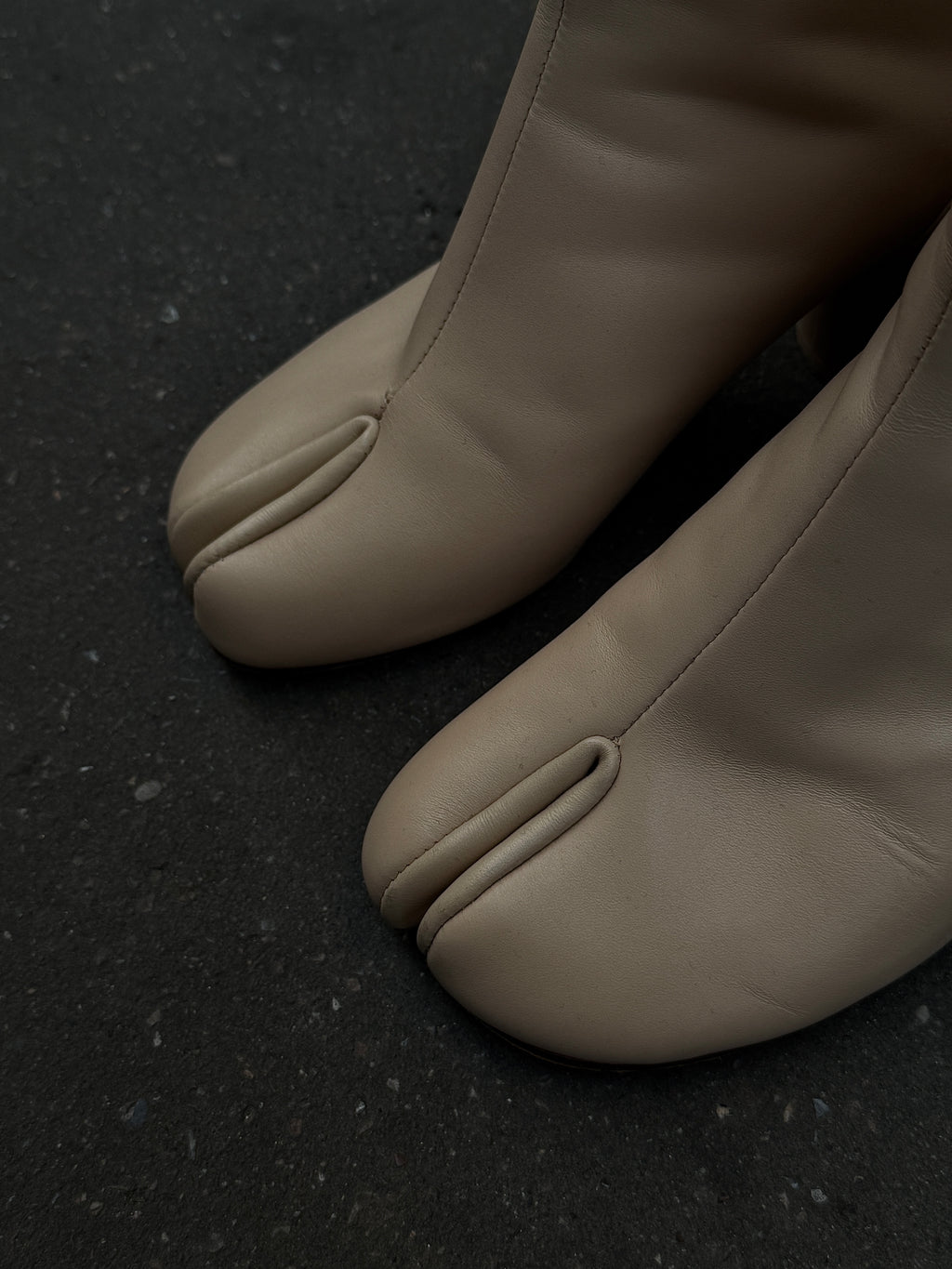 BEIGE TABI BOOTS