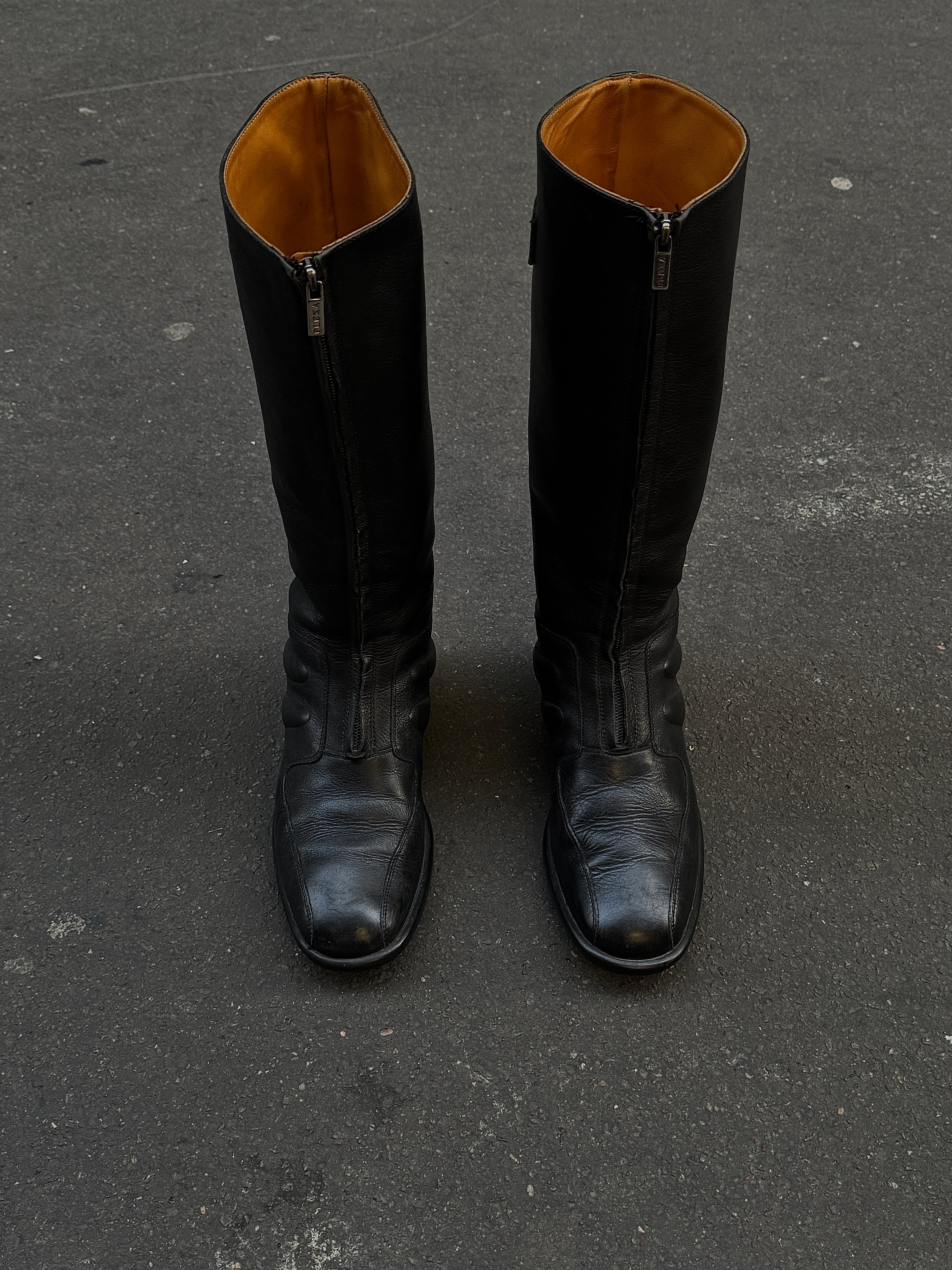BLACK MIDDLE ZIPPER BOOTS
