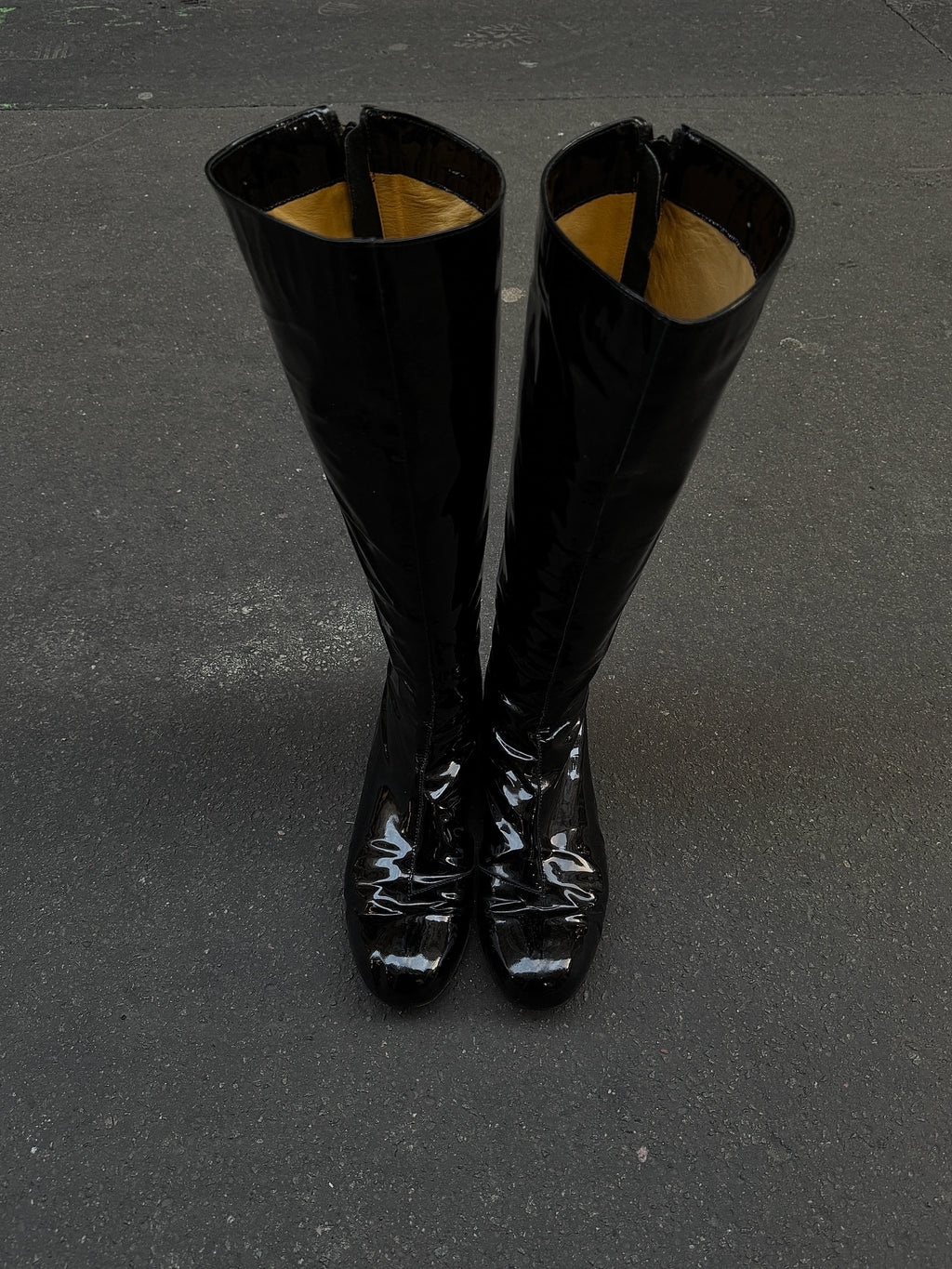 BLACK GLAZED HIGH BOOTS