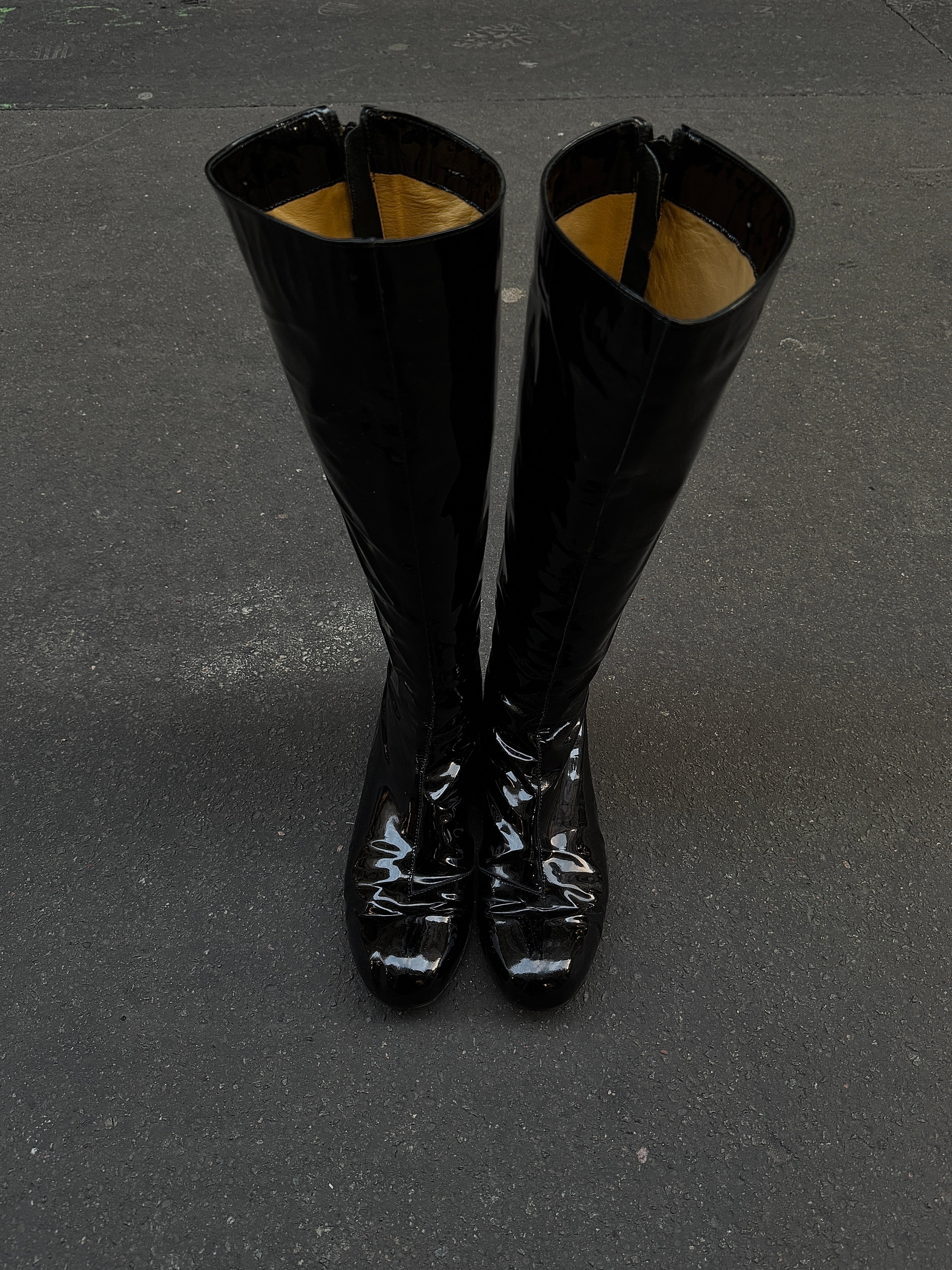 BLACK GLAZED HIGH BOOTS