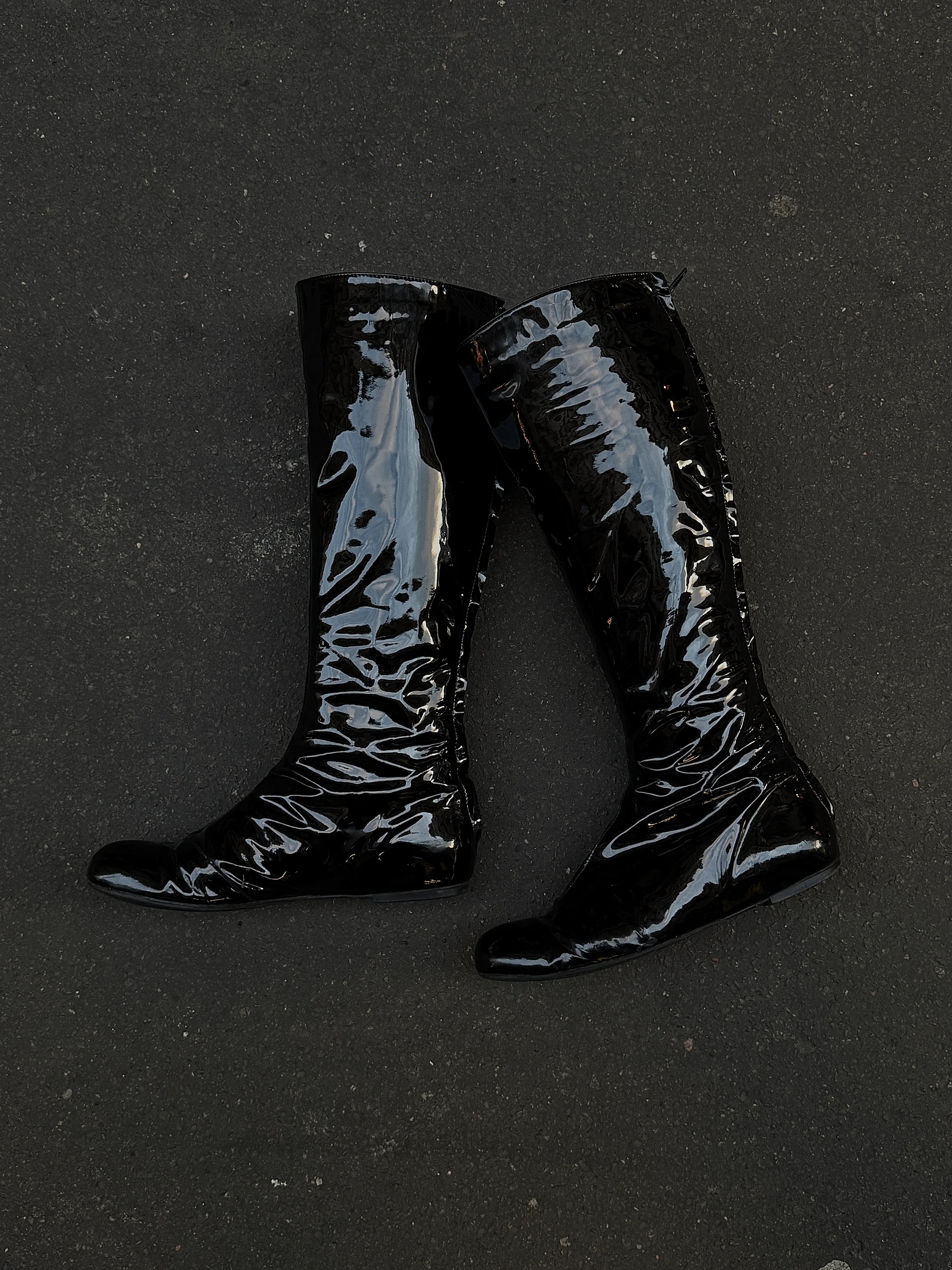 BLACK GLAZED HIGH BOOTS
