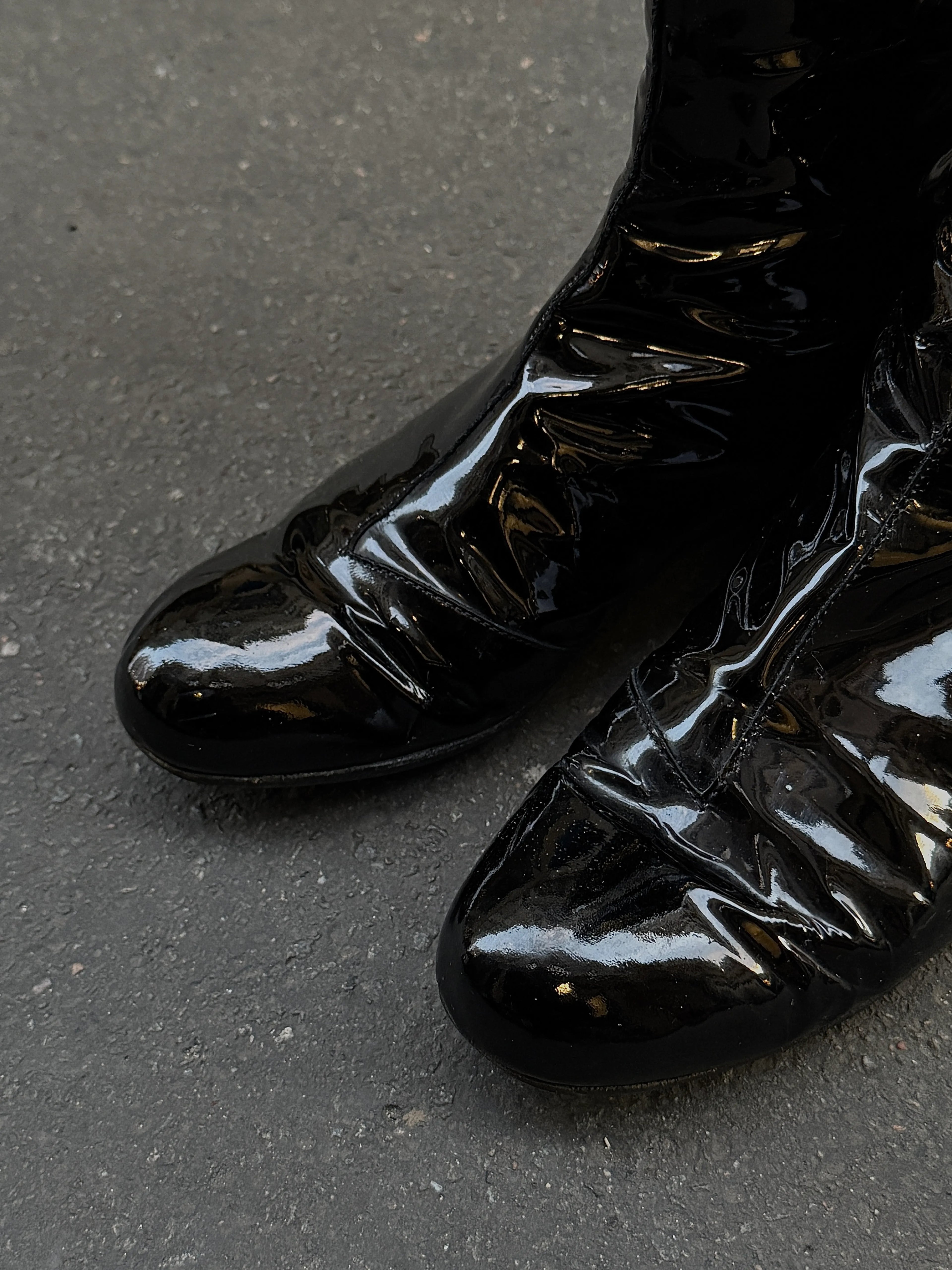 BLACK GLAZED HIGH BOOTS