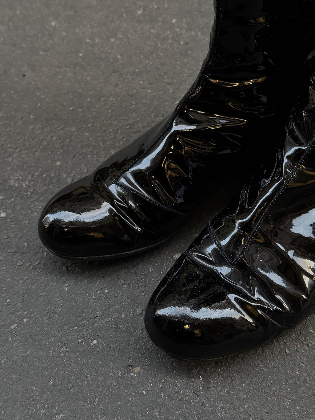 BLACK GLAZED HIGH BOOTS