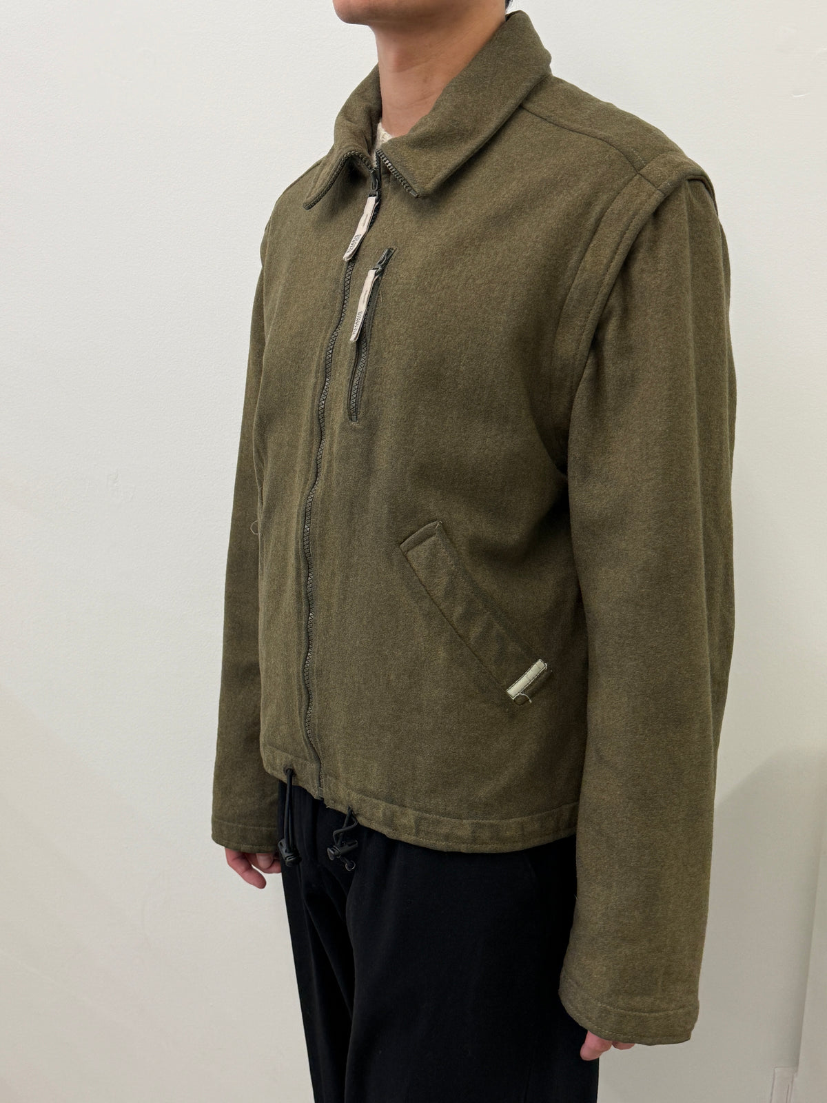 DETACHABLE SLEEVE JACKET