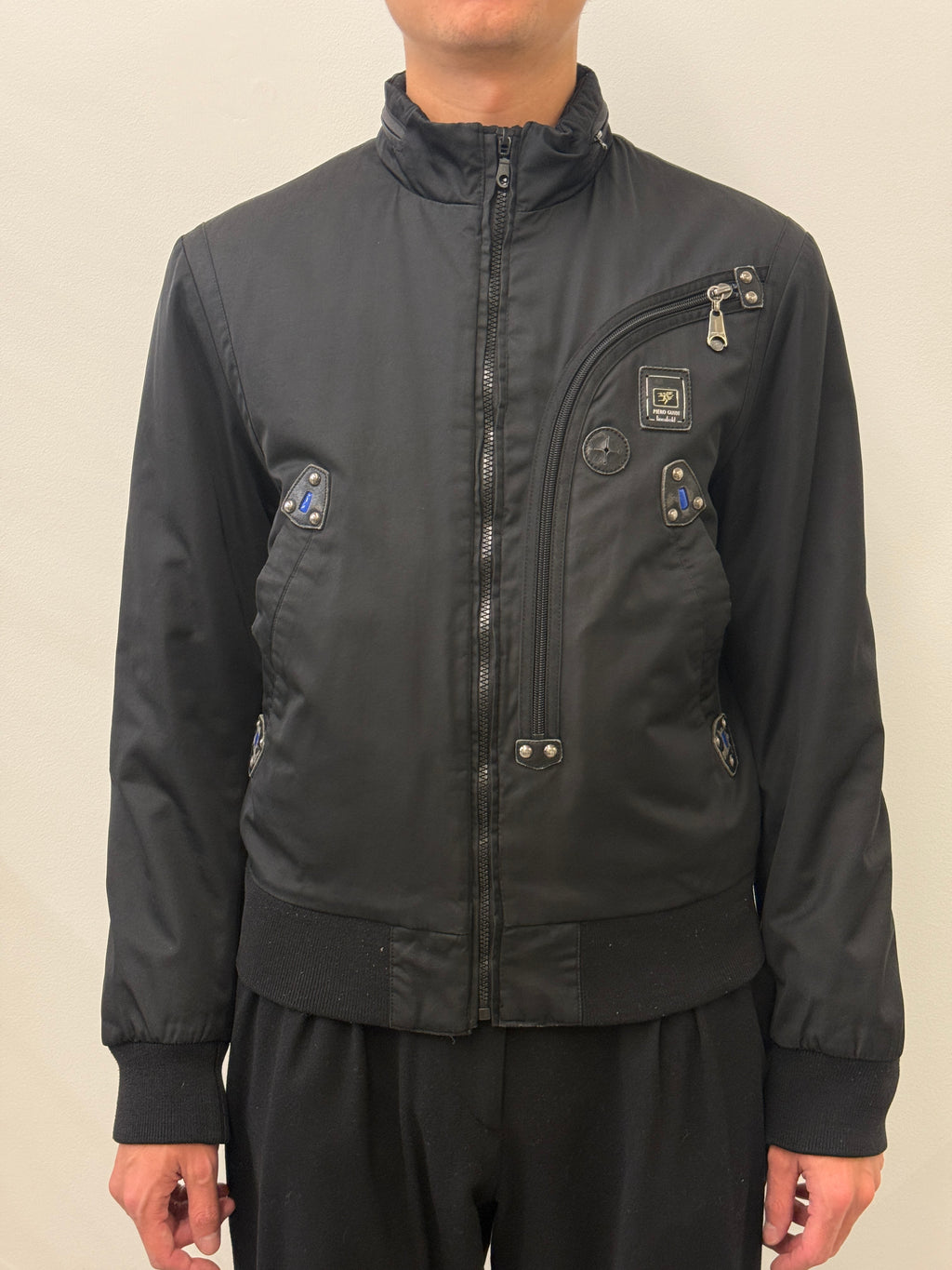BLACK CROPPED ZIP-UP BLUE DETAIL NYLON JACKET