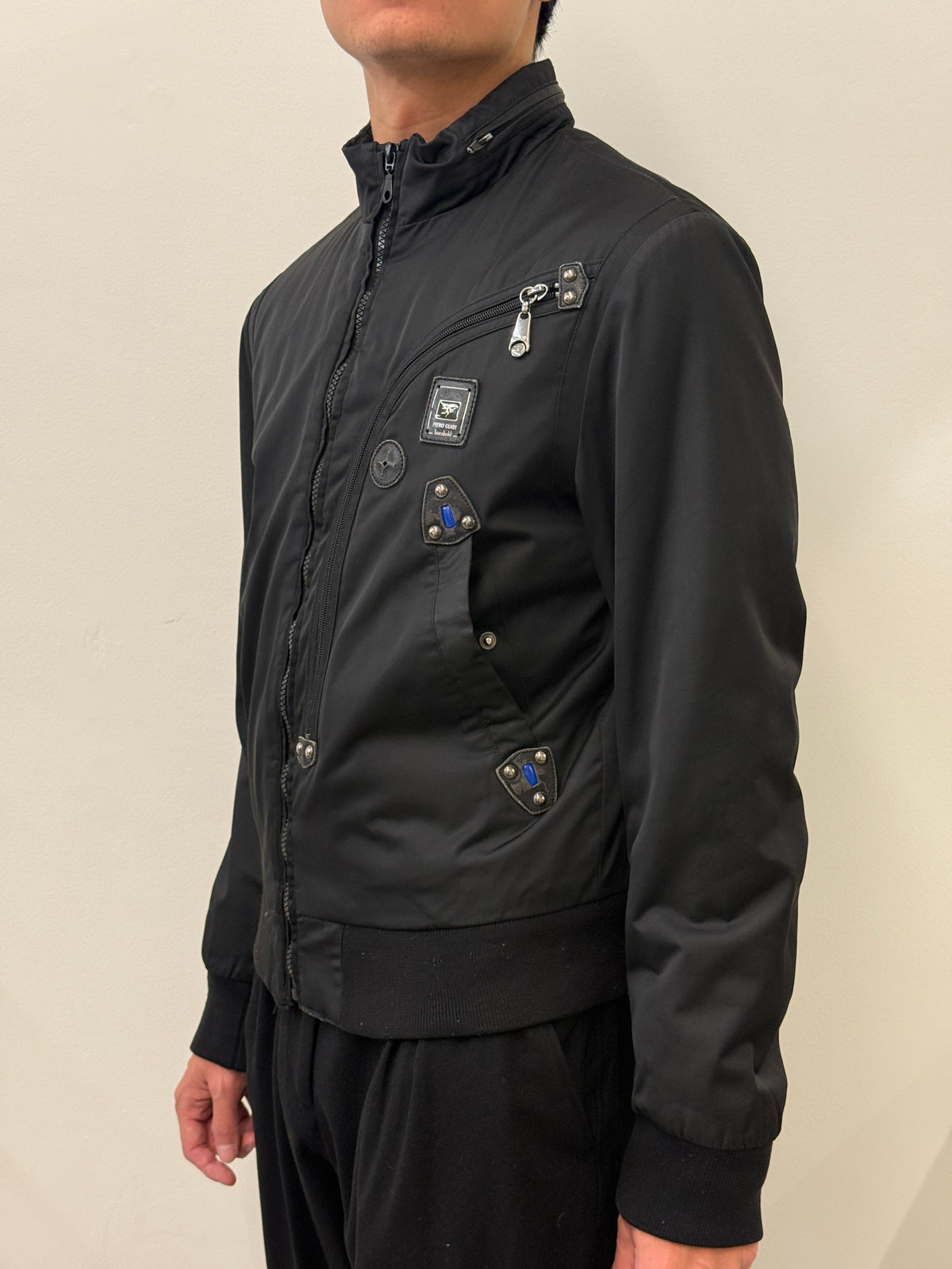 BLACK CROPPED ZIP-UP BLUE DETAIL NYLON JACKET