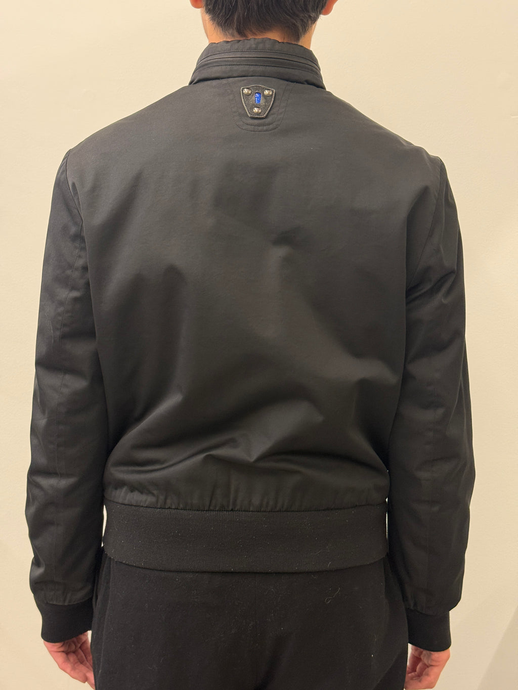 BLACK CROPPED ZIP-UP BLUE DETAIL NYLON JACKET