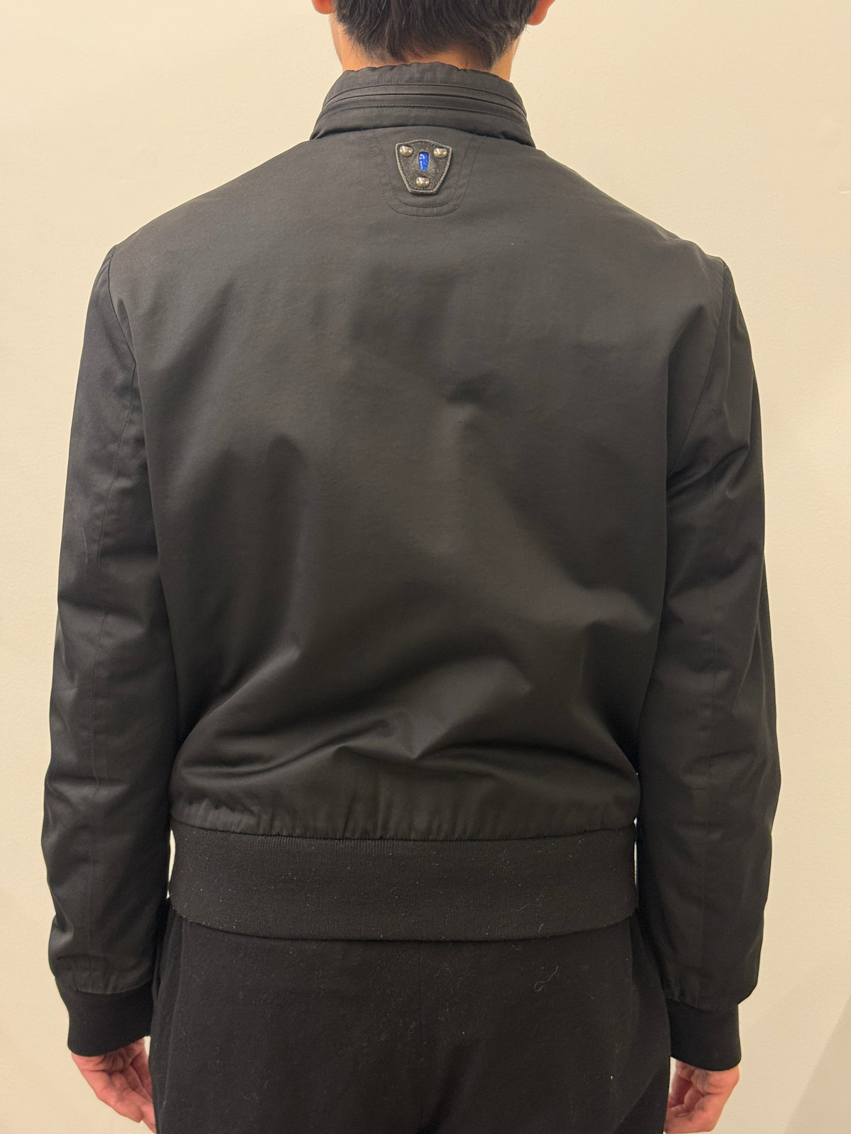 BLACK CROPPED ZIP-UP BLUE DETAIL NYLON JACKET