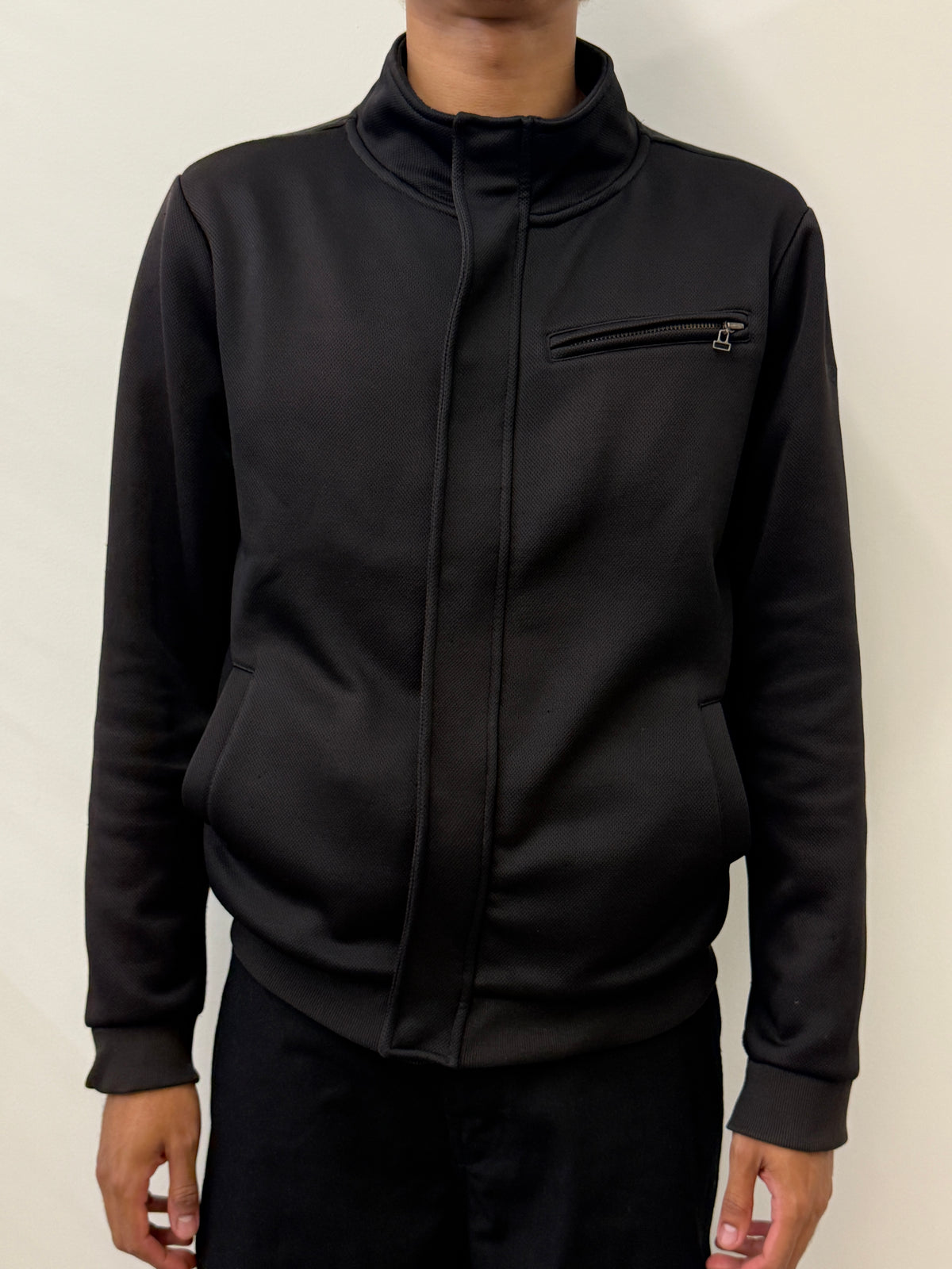 BLACK HIGH-COLLAR FRONT POCKET JACKET