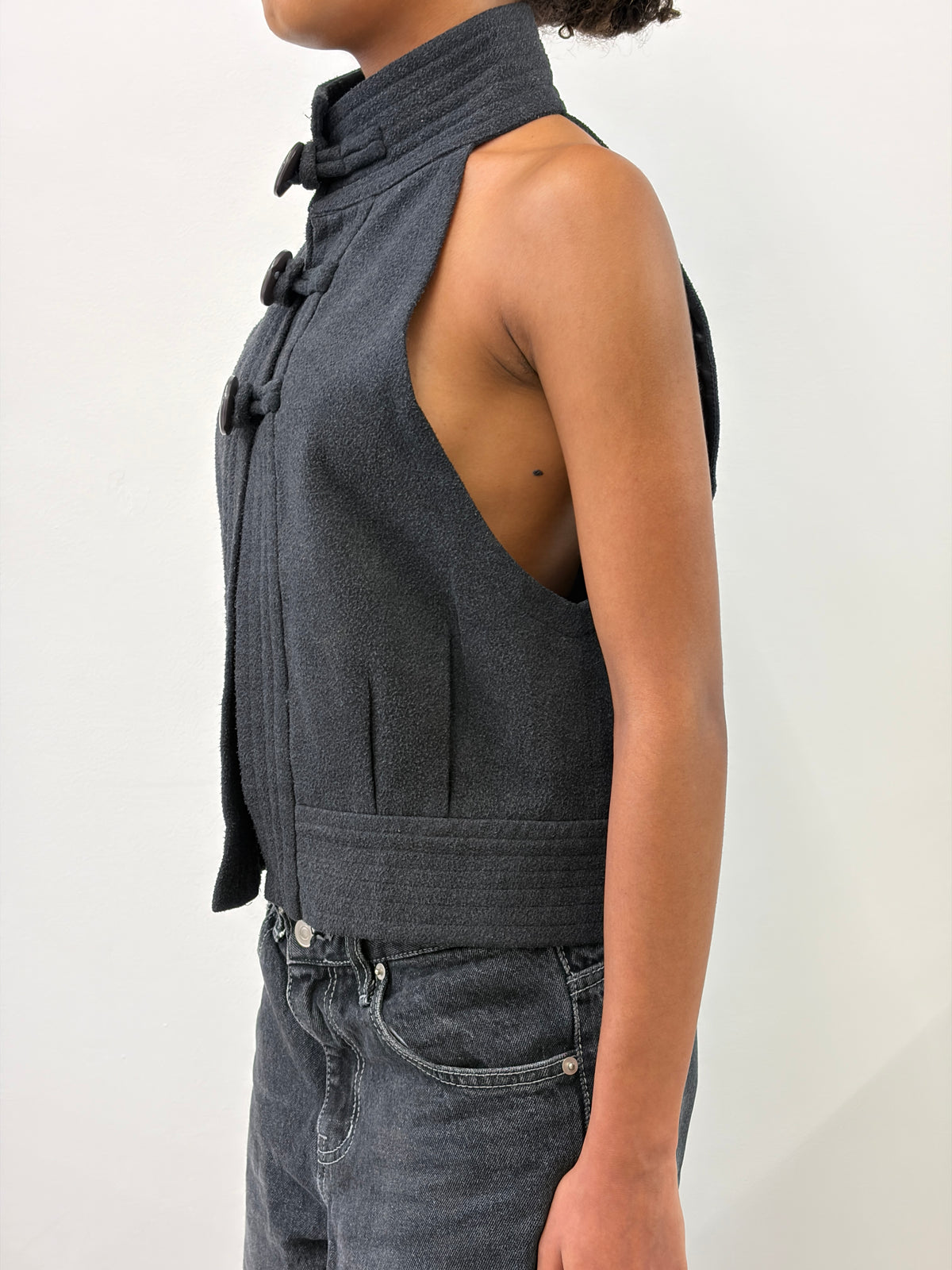 HIGH NECK SLEEVELESS BUTTON-UP VEST
